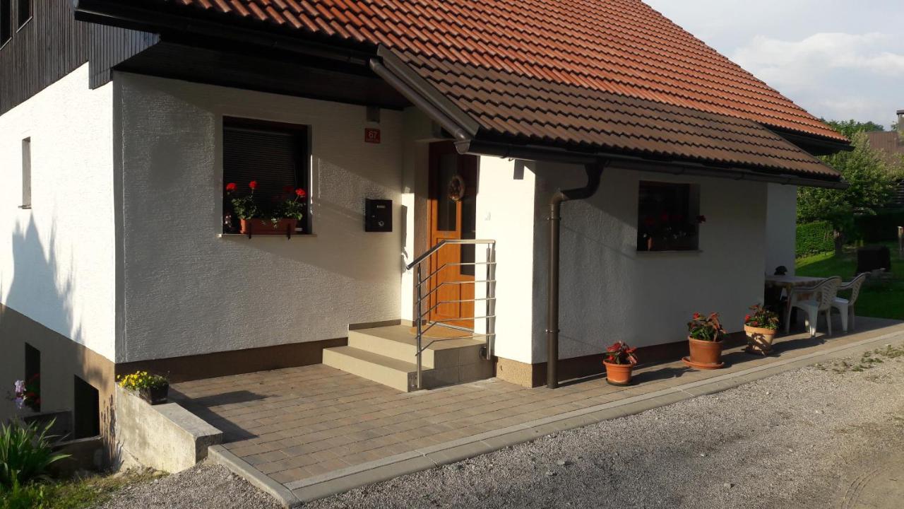 B&B Cerne Polhov Gradec Buitenkant foto